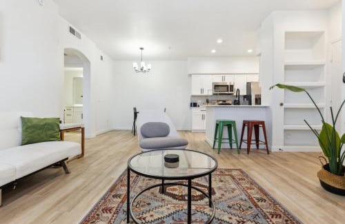 Glendale Sports and Entertainment District Apartment | CozySuites Glendale by the stadium with pool 19