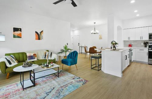 Glendale Sports and Entertainment District Apartment | CozySuites Glendale by the stadium with pool 03
