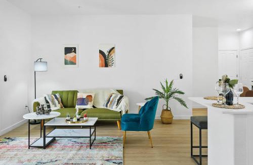 Glendale Sports and Entertainment District Apartment | CozySuites Glendale by the stadium with pool 03