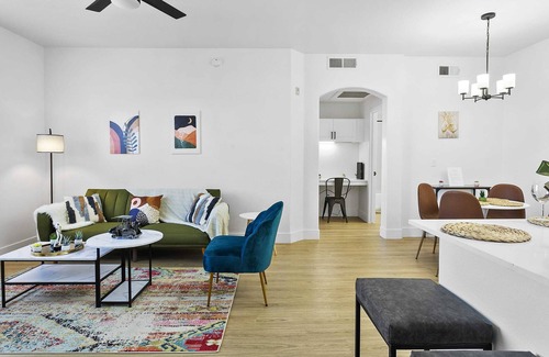Glendale Sports and Entertainment District Apartment | CozySuites Glendale by the stadium with pool 01