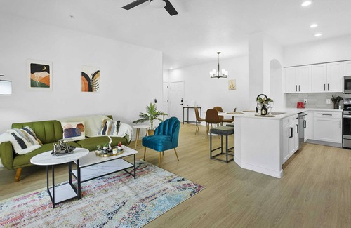 Glendale Sports and Entertainment District Apartment | CozySuites Glendale by the stadium with pool 03