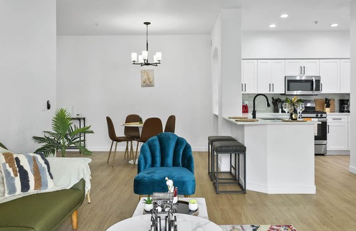 Glendale Sports and Entertainment District Apartment | CozySuites Glendale by the stadium with pool 03