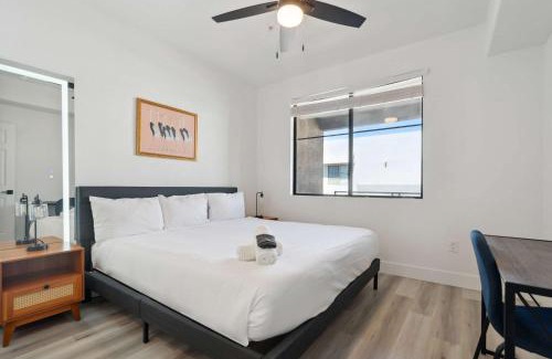Glendale Sports and Entertainment District Apartment | CozySuites Glendale in Westgate with pool 03