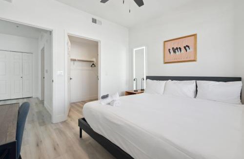 Glendale Sports and Entertainment District Apartment | CozySuites Glendale in Westgate with pool 03