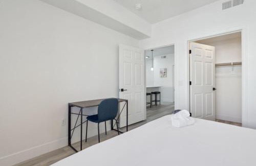Glendale Sports and Entertainment District Apartment | CozySuites Glendale in Westgate with pool 03