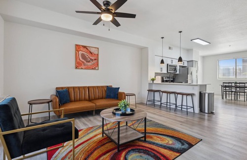 Glendale Sports and Entertainment District Apartment | CozySuites Glendale - Westgate w pool! 15
