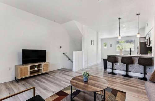 Glendale Sports and Entertainment District Apartment | CozySuites Glendale - Westgate w pool! 16