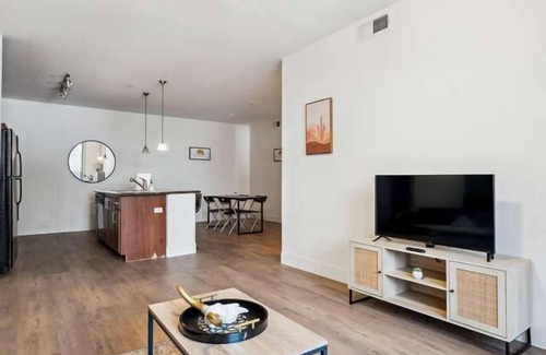 Glendale Sports and Entertainment District Apartment | CozySuites Glendale - Westgate w pool! 17