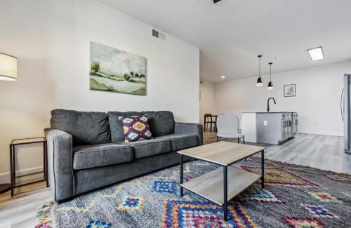 Glendale Sports and Entertainment District Apartment | CozySuites Glendale - Westgate with pool 09