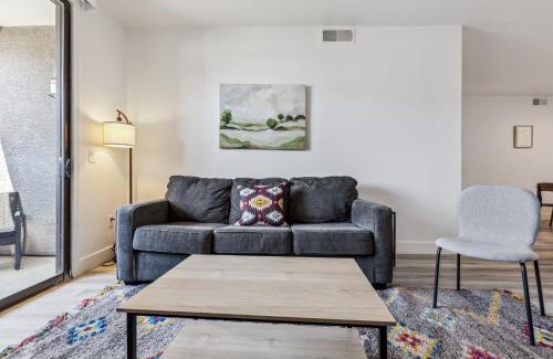 Glendale Sports and Entertainment District Apartment | CozySuites Glendale - Westgate with pool 09