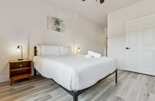 Glendale Sports and Entertainment District Apartment | CozySuites Glendale - Westgate with pool 09