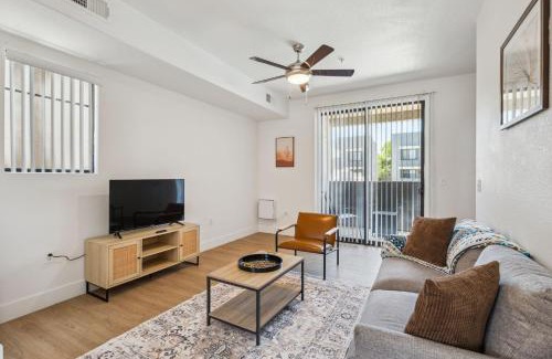 Glendale Sports and Entertainment District Apartment | CozySuites Glendale - Westgate w pool 14
