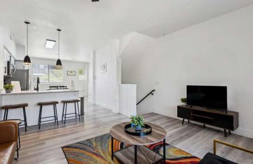 Glendale Sports and Entertainment District Apartment | CozySuites Glendale - Westgate w pool 15