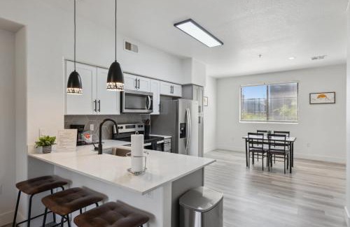 Glendale Sports and Entertainment District Apartment | CozySuites Glendale - Westgate w pool 15