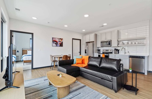 Lockerbie Square Apartment | CozySuites Mass with parking, lounge and roof deck 10