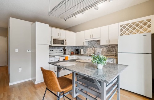 Mill District Apartment | CozySuites Mill District with pool, gym #05