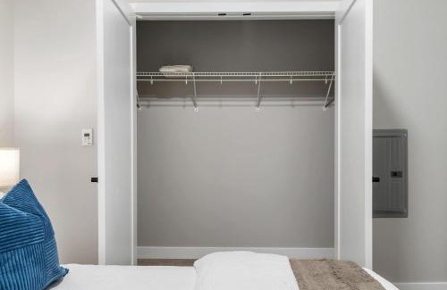 Downtown Cincinnati Apartment | CozySuites Modern 1BR OTR District #05