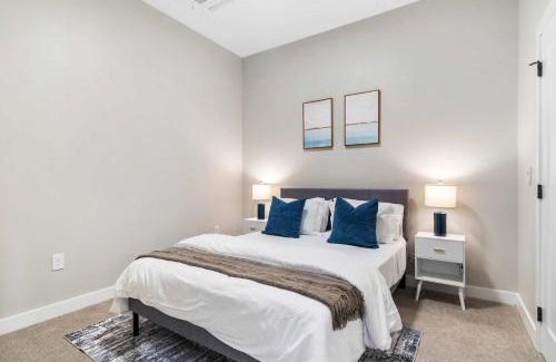 Downtown Cincinnati Apartment | CozySuites Modern 1BR OTR District #05
