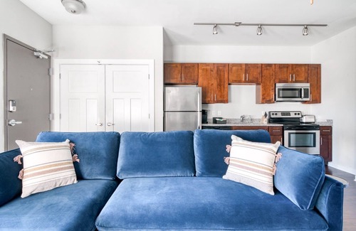 Music Row Apartment | CozySuites Music Row Bold 1BR w/free parking!