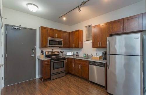 Music Row Apartment | CozySuites Music Row Stylish 2BR free parking 44