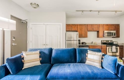 Music Row Apartment | CozySuites MusicRow Classy 1BR with free parking! 09
