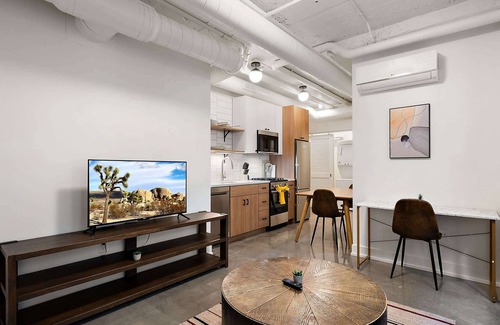 Warehouse District Apartment | CozySuites NLG - Modern 1BR condo #01