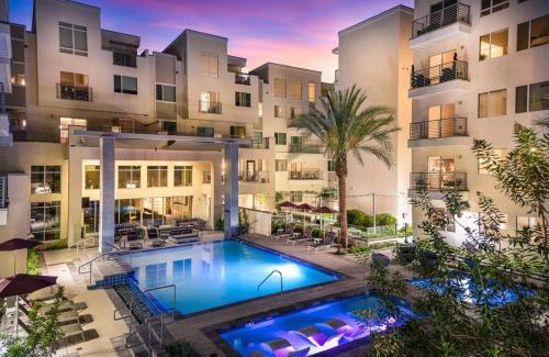 Camelback East Apartment | Cozysuites Paradise under the palms with Pool! 21