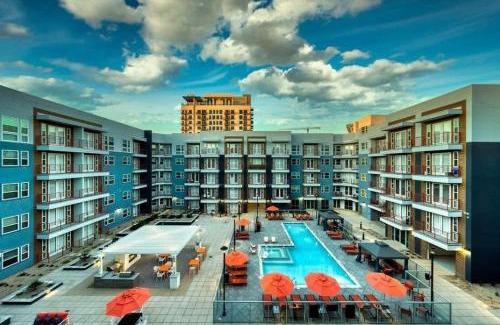 Downtown Phoenix Apartment | Cozysuites PHX RORO Gym Pool Pets Parking #13