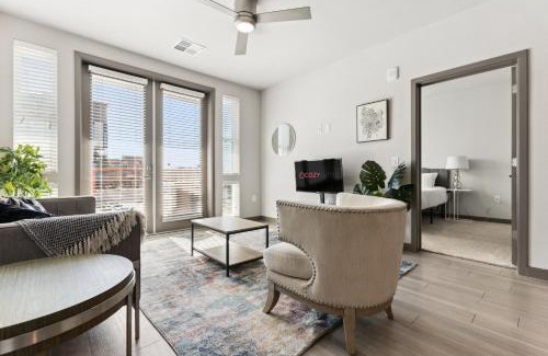 Downtown Phoenix Apartment | Cozysuites PHX RORO Gym Pool Pets Parking #17