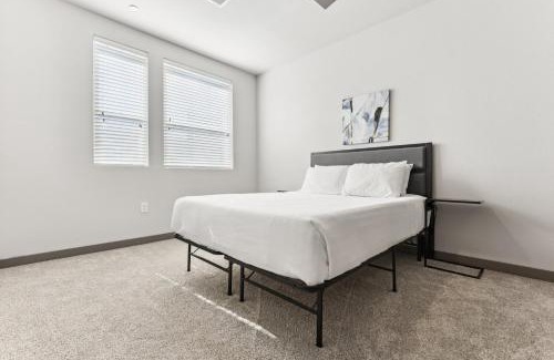 Downtown Phoenix Apartment | Cozysuites PHX RORO Gym Pool Pets Parking #18