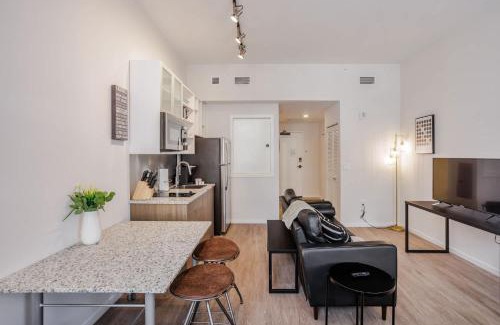 Downtown Cincinnati Apartment | CozySuites Sky Central #12