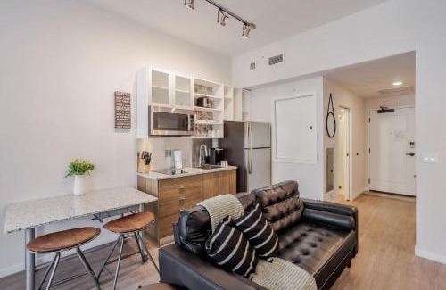 Downtown Cincinnati Apartment | CozySuites Sky Central #12
