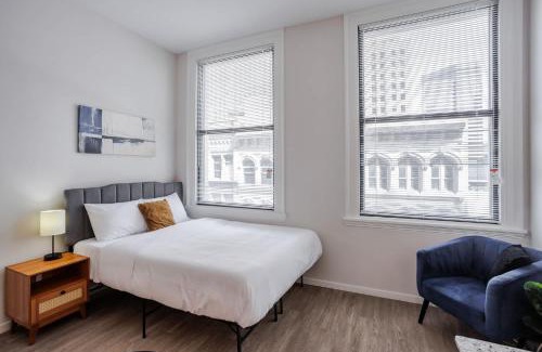 Downtown Cincinnati Apartment | CozySuites Sky Central #12