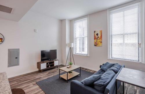 Downtown Cincinnati Apartment | CozySuites Sky Central #17