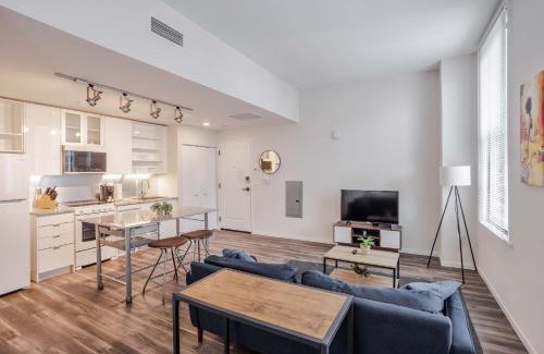 Downtown Cincinnati Apartment | CozySuites Sky Central #17