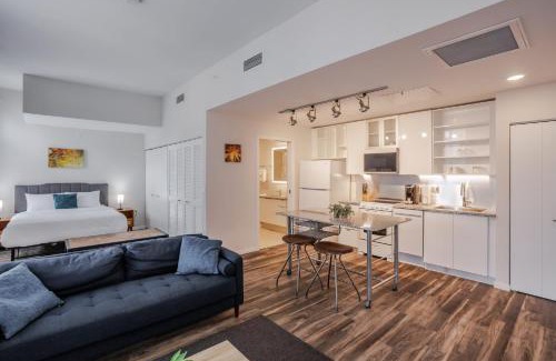 Downtown Cincinnati Apartment | CozySuites Sky Central #17