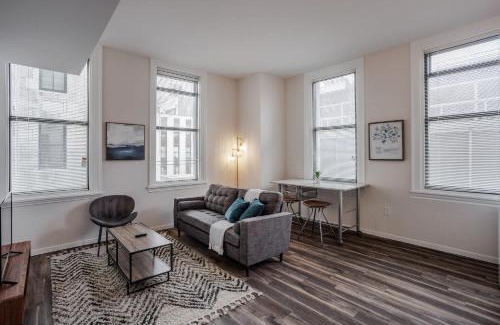 Downtown Cincinnati Apartment | CozySuites Sky Central #16