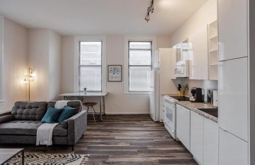 Downtown Cincinnati Apartment | CozySuites Sky Central #16