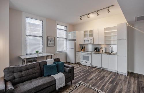 Downtown Cincinnati Apartment | CozySuites Sky Central #16