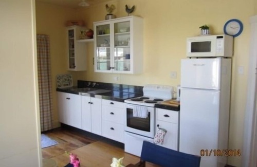 Martinborough House | Crab Apple Cottage 13 Broadway St, Martinborough