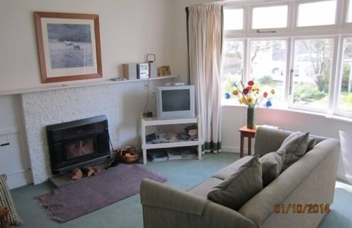 Martinborough House | Crab Apple Cottage 13 Broadway St, Martinborough