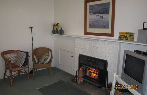 Martinborough House | Crab Apple Cottage 13 Broadway St, Martinborough