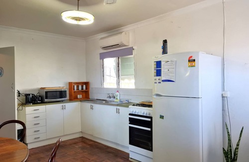 Port Broughton Hotel | Crab Claw Cottage, Port Broughton