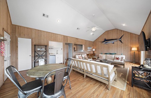 Pirates Beach House | Crab Claw | Pet-friendly, Water Views + Large Deck