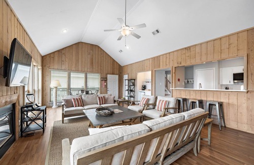 Pirates Beach House | Crab Claw | Pet-friendly, Water Views + Large Deck