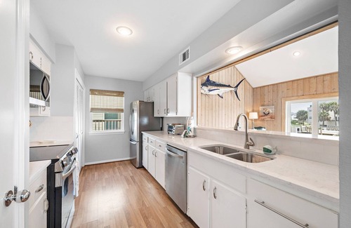 Pirates Beach House | Crab Claw | Pet-friendly, Water Views + Large Deck