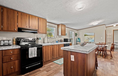 Deep Hole House | Crabby Pines - Pet friendly modern accommodations!