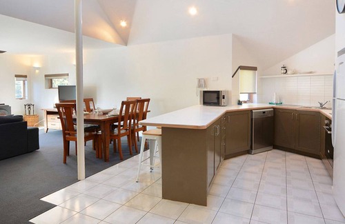 Lake Crackenback Apartment | Crackenback 2 - Lakeside Over the Water Apartment with resort facilities