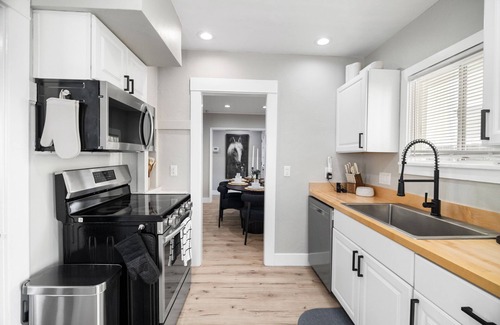 Hidden Valley Ranch House | Craftsmen Gem Vacation Rental | 2-BR House on Goodwin St, Prescott | 1 Block Walk to Whiskey Row Sleeps 6