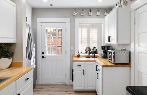 Hidden Valley Ranch House | Craftsmen Gem Vacation Rental | 2-BR House on Goodwin St, Prescott | 1 Block Walk to Whiskey Row Sleeps 6